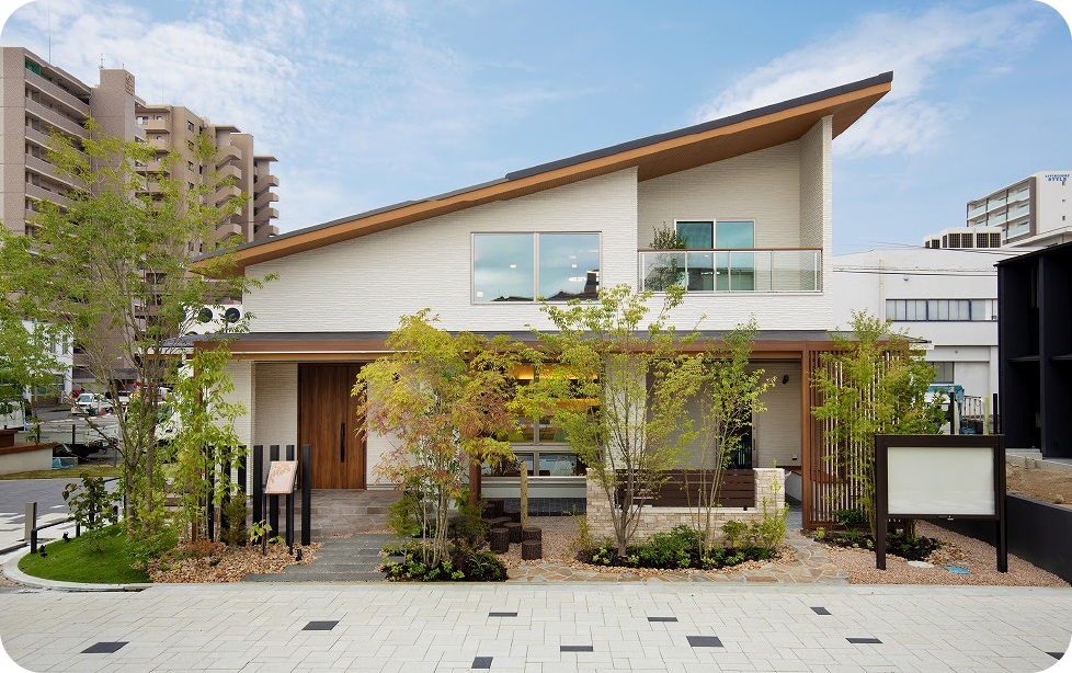 傾斜屋根と植栽が調和した住宅外観写真