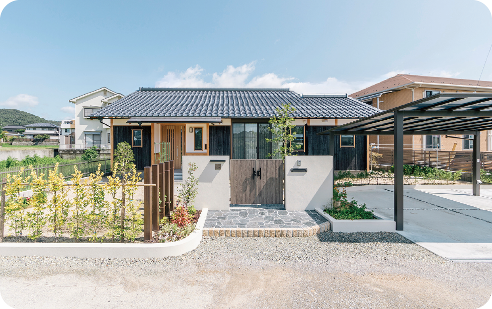 瓦屋根と塀で囲まれた庭付き平屋の和モダン住宅外観写真